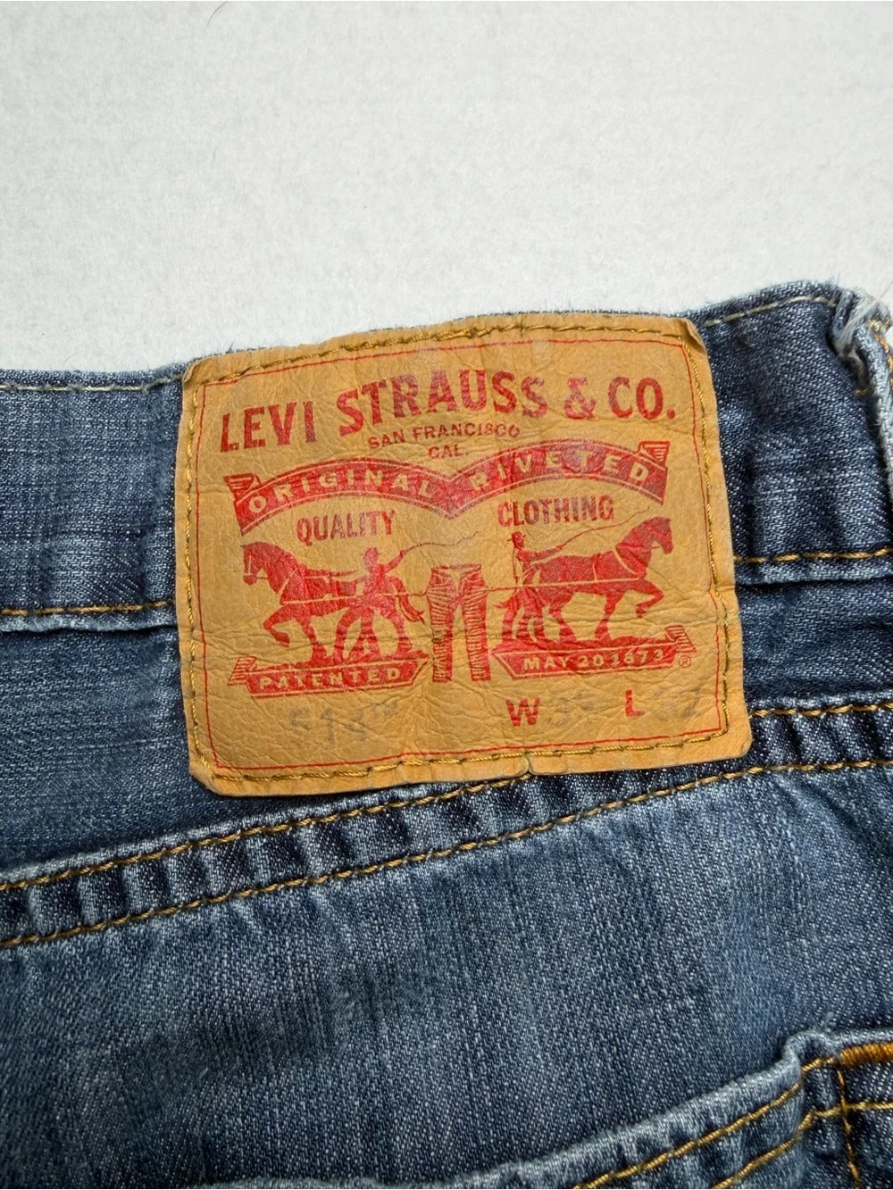 Levi's 514 Straight Fit Jeans Medium Wash Actual Size 32X31 READ DESCRIPTION
